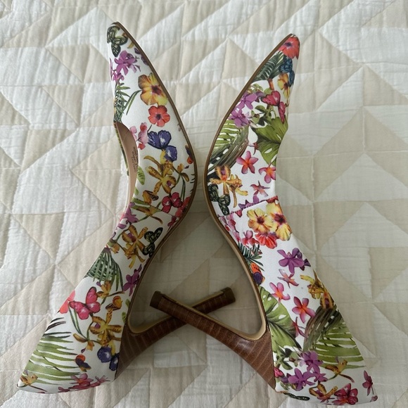 Guess ( Carrie) NEW never worn without box
- Women’s Size 6
- Stiletto 4 inch - Picture 4 of 4